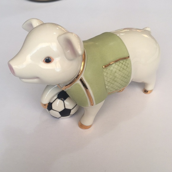Lenox Soccer Pig figurine with 22k gold accent - Picture 2 of 6